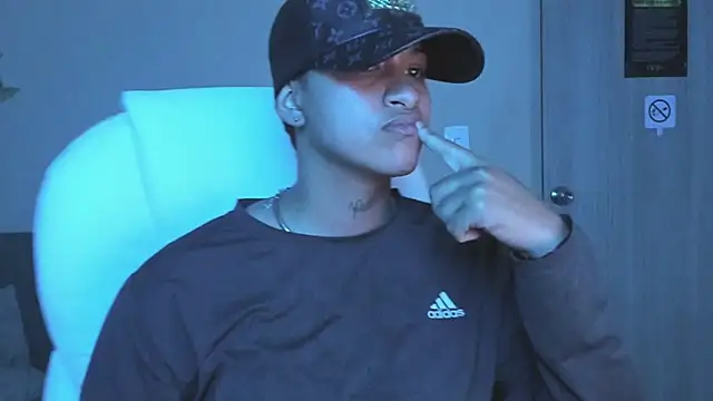 Snapshot of Dominick_jones chatting on 6, 10, 2025 Dominick jones online show from 6, 10, 2025