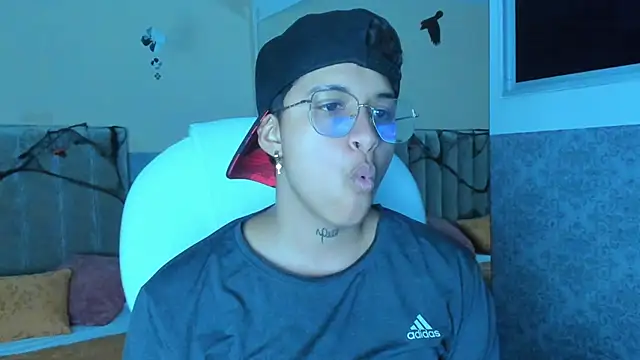 Snapshot of Dominick_jones chatting on 15, 10, 2025 Dominick jones online show from 15, 10, 2025