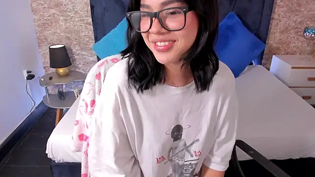 Lily Woodz online show from 6, 3, 2025