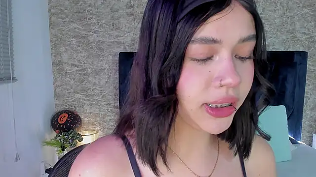 Lily Woodz online show from 8, 11, 2025