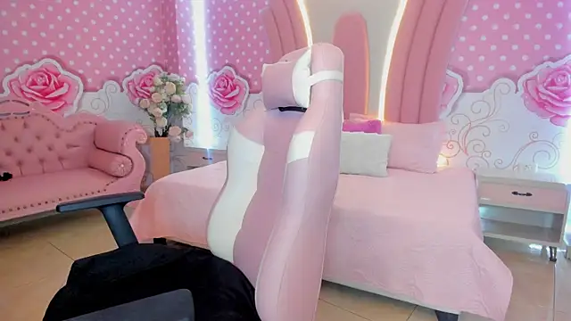 Lily Martinez online show from 8, 2, 2025