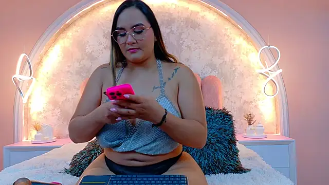 Snapshot of MiaLaurents chatting on 10, 11, 2025 MiaLaurents online show from 10, 11, 2025