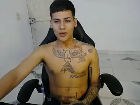 Snapshot of Clyde019 chatting on 2, 1, 2025 Clyde019 online show from 2, 1, 2025