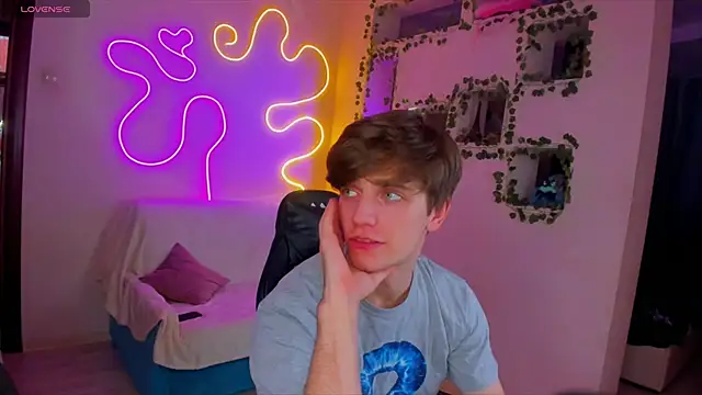 Snapshot of RobertAndLinela chatting on 29, 12, 2024 RobertAndLinela online show from 29, 12, 2024