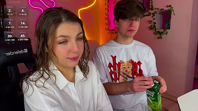 Snapshot of RobertAndLinela chatting on 4, 3, 2025 RobertAndLinela online show from 4, 3, 2025