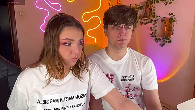 Snapshot of RobertAndLinela chatting on 10, 10, 2025 RobertAndLinela online show from 10, 10, 2025