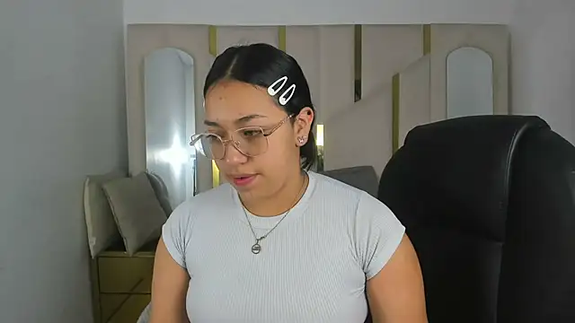 IsabellRodriguez18 online show from 28, 11, 2025