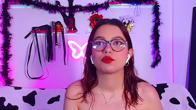 Snapshot of EmiF26 chatting on 22, 10, 2025 EmiF26 online show from 22, 10, 2025