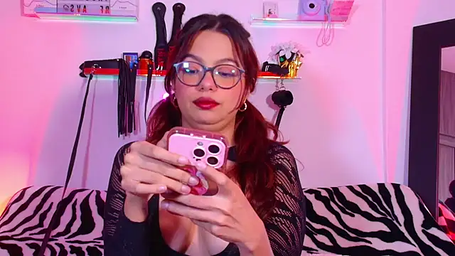 Snapshot of EmiF26 chatting on 7, 11, 2025 EmiF26 online show from 7, 11, 2025