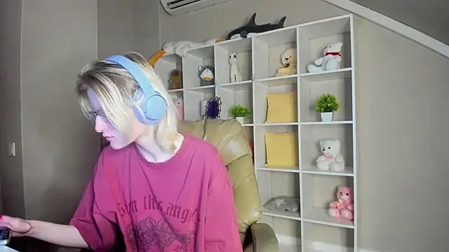 ElizabethHarpper online show from 1, 11, 2025