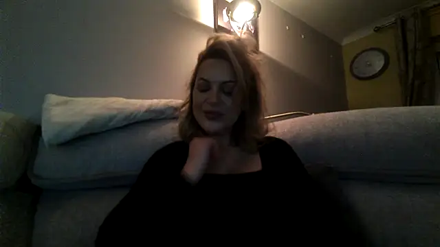 Snapshot of Gigi-Honey chatting on 17, 10, 2025 Gigi-Honey online show from 17, 10, 2025