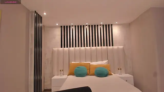 NiaSalvatore online show from 1, 12, 2025