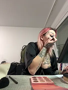 Mia-Fuchs online show from 5, 3, 2025