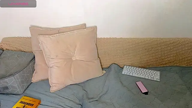 Snapshot of emilytrays chatting on 5, 3, 2026 emilytrays online show from 5, 3, 2026