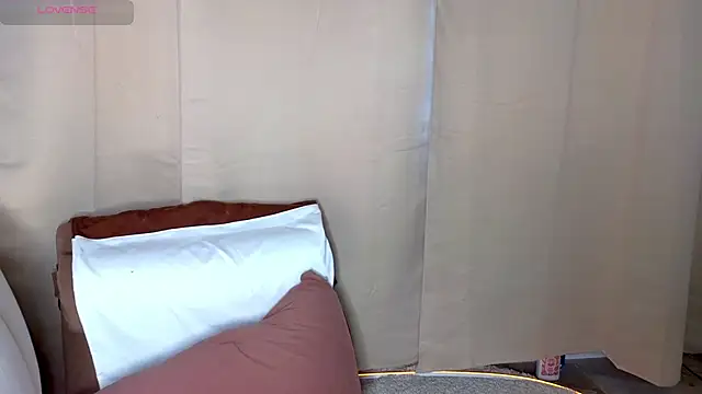 Snapshot of emilytrays chatting on 16, 4, 2026 emilytrays online show from 16, 4, 2026