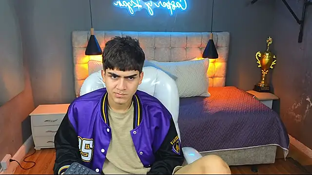 Tommy18   online show from 6, 3, 2025