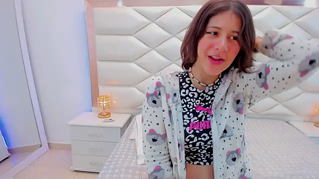 MiaQueen021 online show from 22, 1, 2025