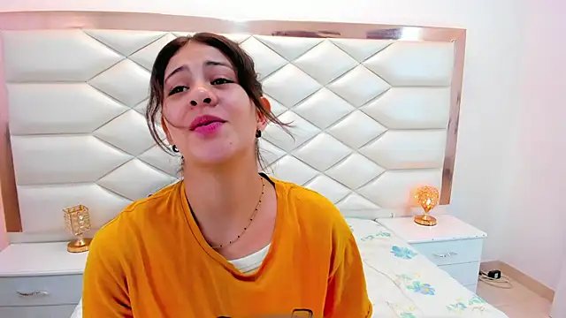 MiaQueen021 online show from 28, 1, 2025