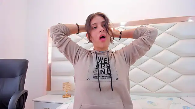 MiaQueen021 online show from 29, 1, 2025