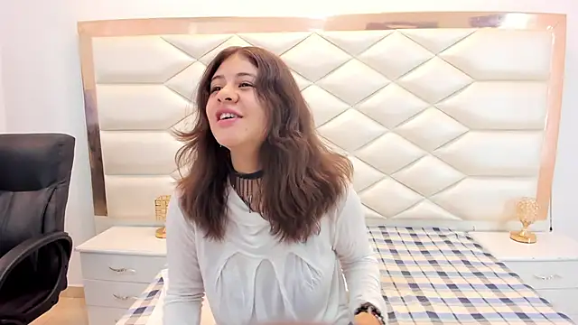 MiaQueen021 online show from 6, 2, 2025