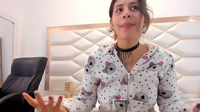 MiaQueen021 online show from 6, 2, 2025