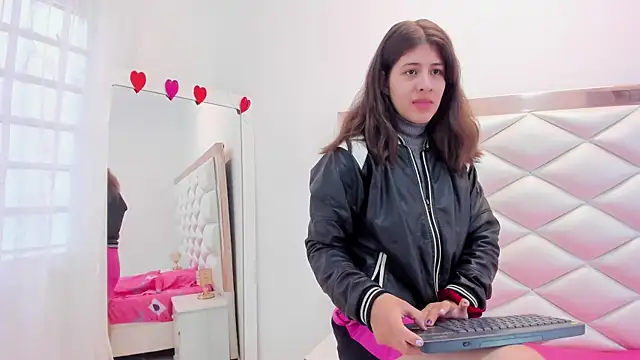 MiaQueen021 online show from 5, 3, 2025