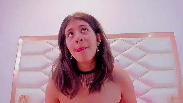 MiaQueen021 online show from 13, 3, 2025