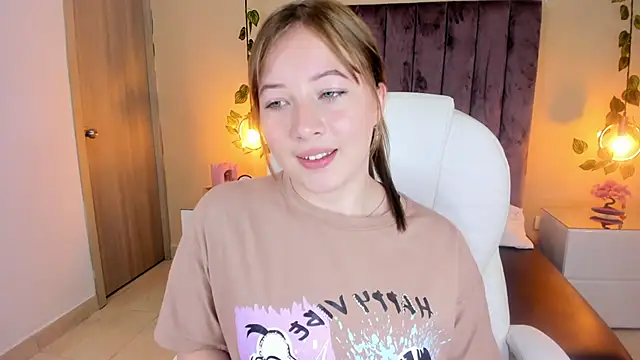 Dahlia Rousse online show from 28, 9, 2025