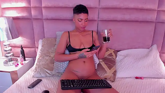 Snapshot of LuciaWallace chatting on 4, 2, 2025 LuciaWallace online show from 4, 2, 2025