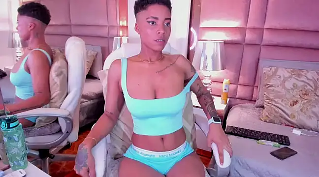 Snapshot of LuciaWallace chatting on 15, 2, 2025 LuciaWallace online show from 15, 2, 2025