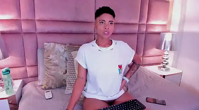 Snapshot of LuciaWallace chatting on 15, 2, 2025 LuciaWallace online show from 15, 2, 2025