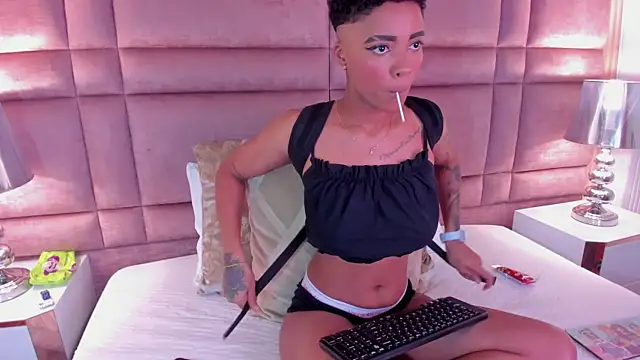 Snapshot of LuciaWallace chatting on 11, 3, 2025 LuciaWallace online show from 11, 3, 2025