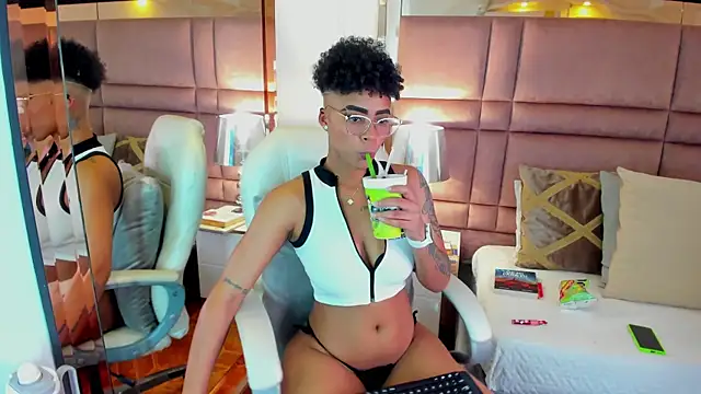 Snapshot of LuciaWallace chatting on 3, 10, 2025 LuciaWallace online show from 3, 10, 2025