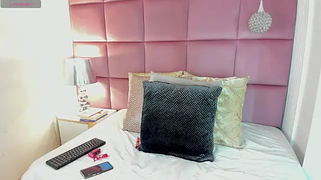 Snapshot of LuciaWallace chatting on 19, 10, 2025 LuciaWallace online show from 19, 10, 2025