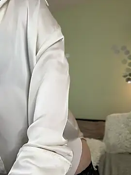 Kiss My Body online show from 2, 2, 2025