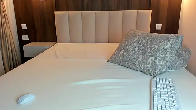 Saradiamond1 online show from 17, 12, 2025