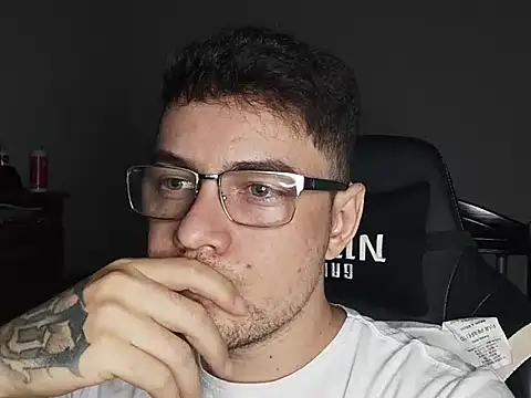 Snapshot of Dyllan__ chatting on 29, 10, 2025 Dyllan online show from 29, 10, 2025