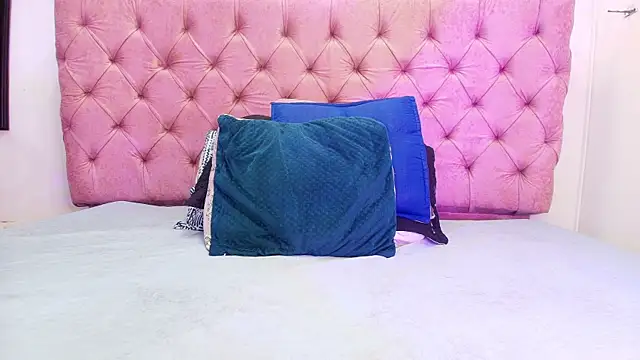 Auroraa miller online show from 27, 9, 2025