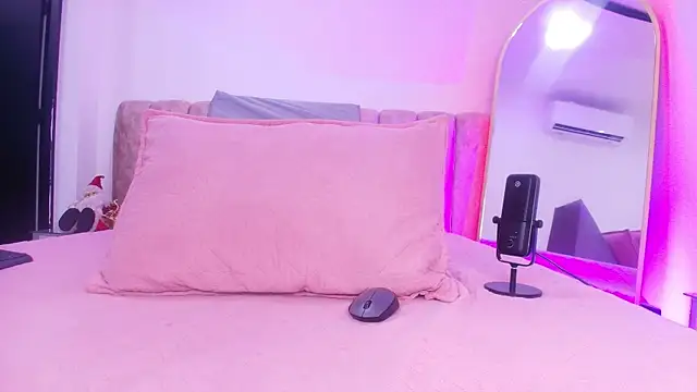 Auroraa miller online show from 2, 12, 2025