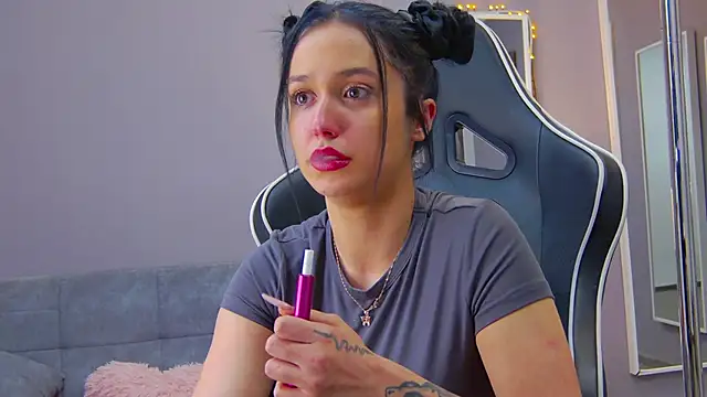 Eva Lovvia  online show from 3, 2, 2025