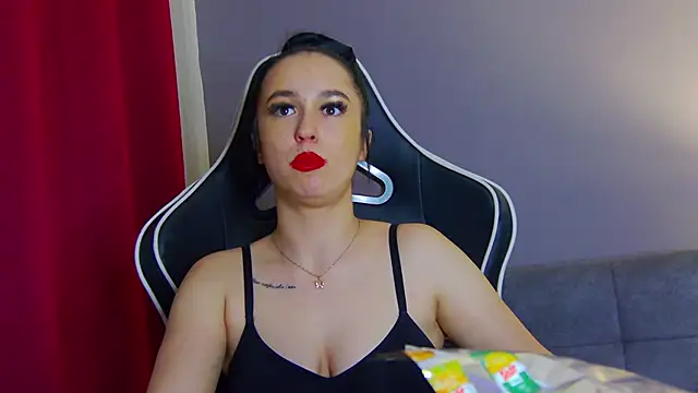 Eva Lovvia  online show from 15, 2, 2025