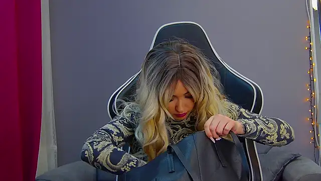 Eva Lovvia  online show from 24, 2, 2025