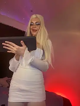 Snapshot of _TiffanyCo_ chatting on 25, 11, 2025 TiffanyCo online show from 25, 11, 2025