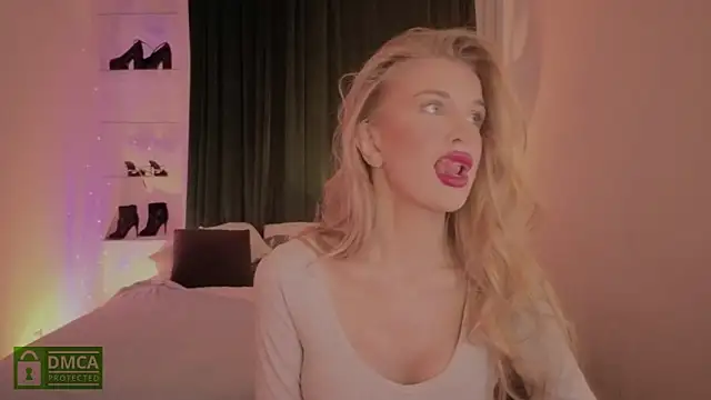 Snapshot of _TiffanyCo_ chatting on 18, 12, 2025 TiffanyCo online show from 18, 12, 2025