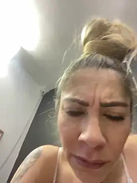 viktoria davis  online show from 4, 3, 2025