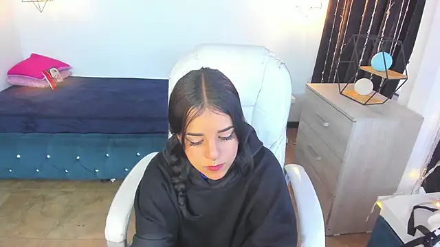 Nicole Foxx  online show from 18, 2, 2025