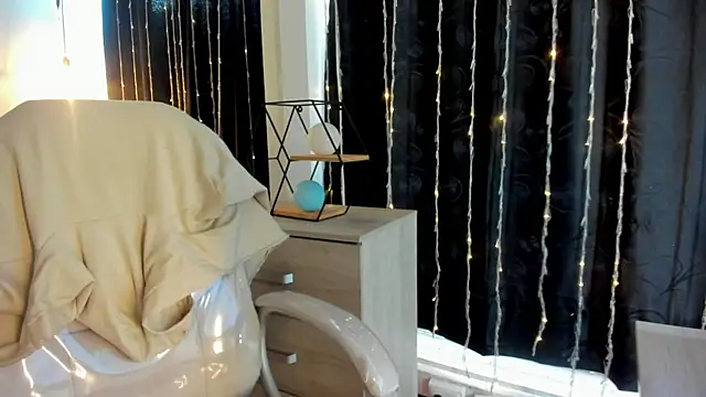 Nicole Foxx  online show from 13, 3, 2025