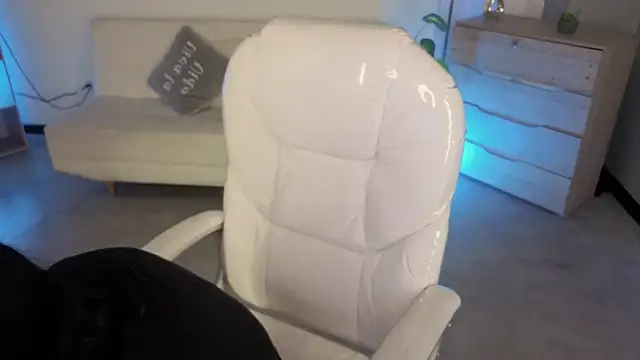 Nicole Foxx  online show from 19, 12, 2025