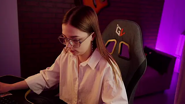 PamBeesly online show from 26, 1, 2025