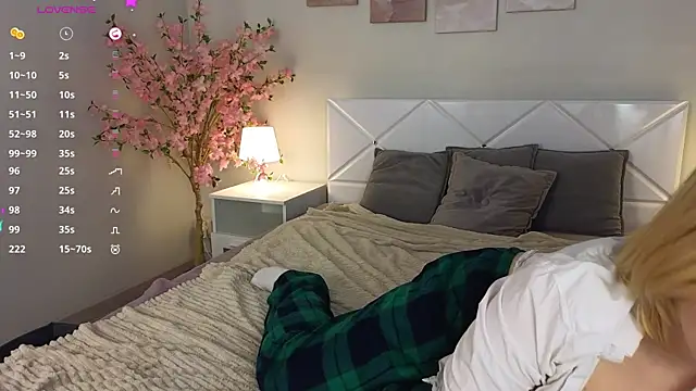 Snapshot of Manic_pixie_ chatting on 2, 3, 2025 Manic pixie online show from 2, 3, 2025